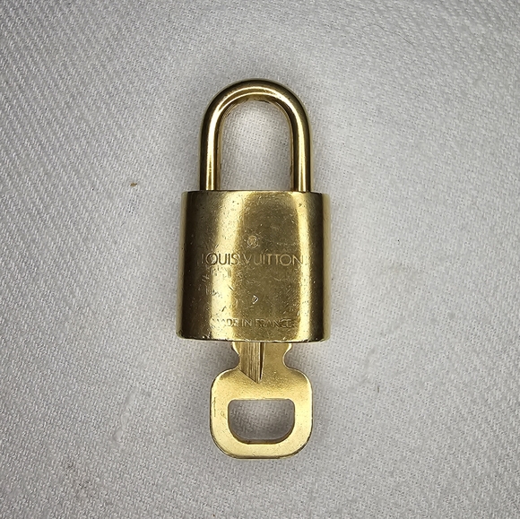 Louis Vuitton Lock & Key #302 AND Dustbag (3pcs) - Picture 4 of 5